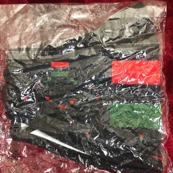 Red Black Green cloth face Mask - Picture 6 of 6